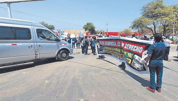 Agentes de la PNP despejaron la vía tras dialogar con los manifestantes, entre los que se encontraba la exalcaldesa Rosa Vega.