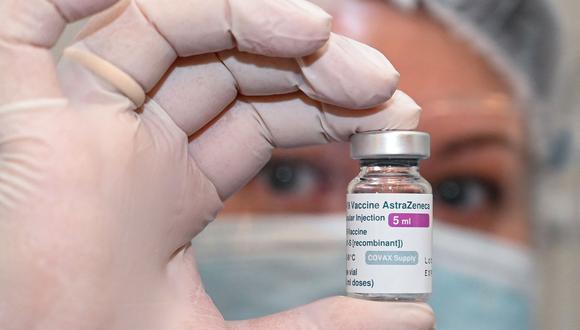 Foto referencial. Una enfermera sostiene un frasco de la vacuna Oxford AstraZeneca contra la enfermedad del coronavirus en un hospital. (Foto de Vano SHLAMOV / AFP).