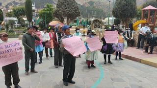 Padres de Tres Estrellas protestan en UGEL Huancavelica y exigen cambio de docente