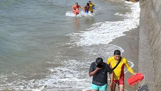 Policía rescata a seis bañistas en Máncora