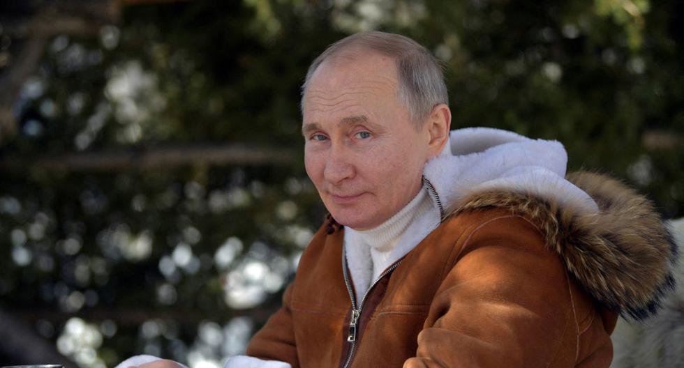 El presidente de Rusia, Vladimir Putin, posa para una fotografía mientras descansa durante sus vacaciones en el distrito federal de Siberia el 21 de marzo de 2021. (Foto de Alexey DRUZHININ / SPUTNIK / AFP).