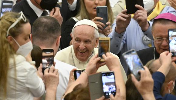El Papa Francisco saluda a los asistentes cuando llega para una audiencia con los Peregrinos de la Diócesis de Lodz el 28 de abril de 2022 en la sala Paul-VI en el Vaticano. (Foto de Alberto PIZZOLI / AFP)