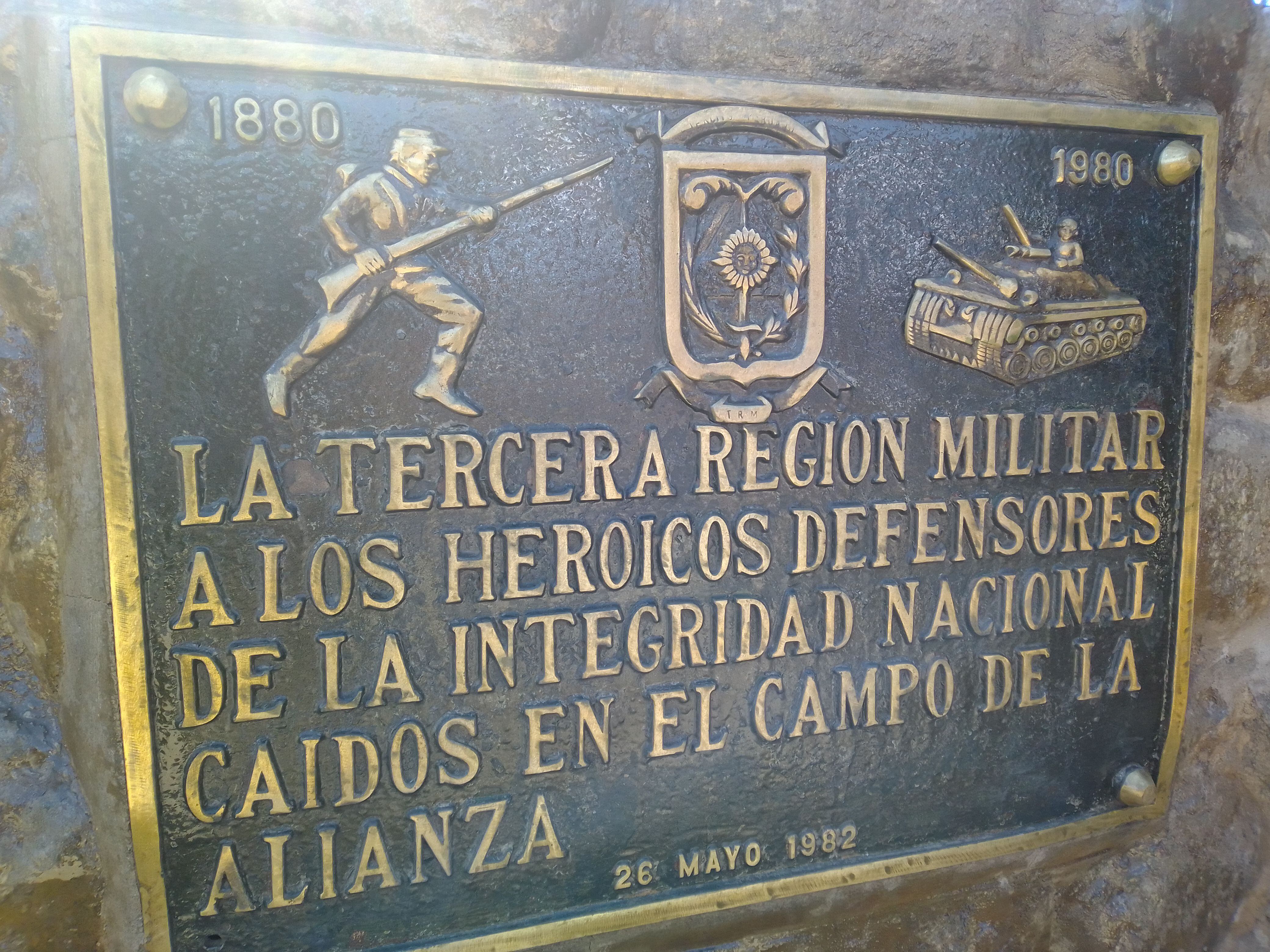 La plataforma del complejo monumental esta rodeada de decenas de placas que recuerdan el homenaje de instituciones a los hombres que protagonizaron esta heroica batalla. (Foto: Adrian Apaza)