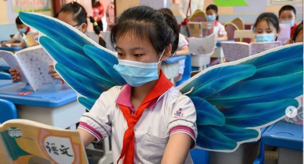 China: niños usan alas de tela en las escuelas para mantener su distancia social. Fotos: BBC