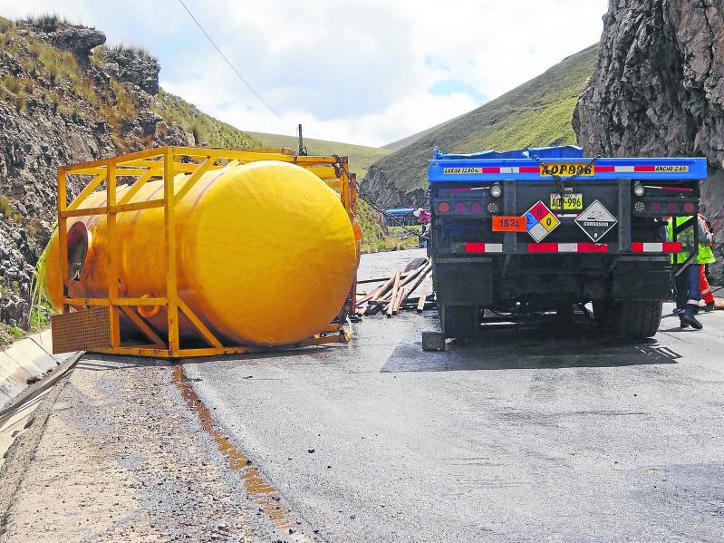 La Oroya: Cisterna cae a río Tishgo y lo contamina