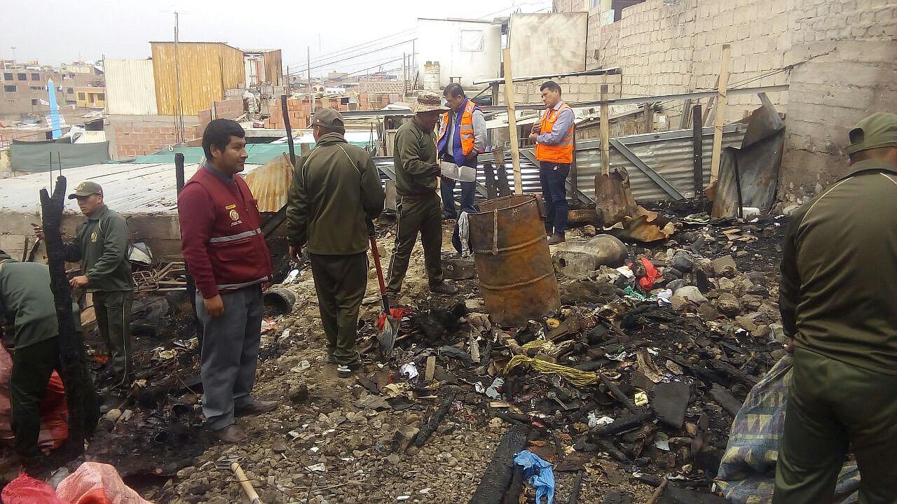 Soldados retiran escombros de vivienda arrasada por incendio