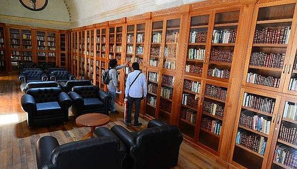 Mario Vargas LLosa dona más de 5000 libros a biblioteca de Arequipa