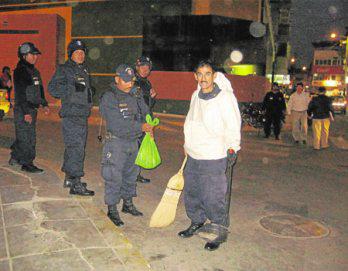 Las abejas atacan en la plaza de armas