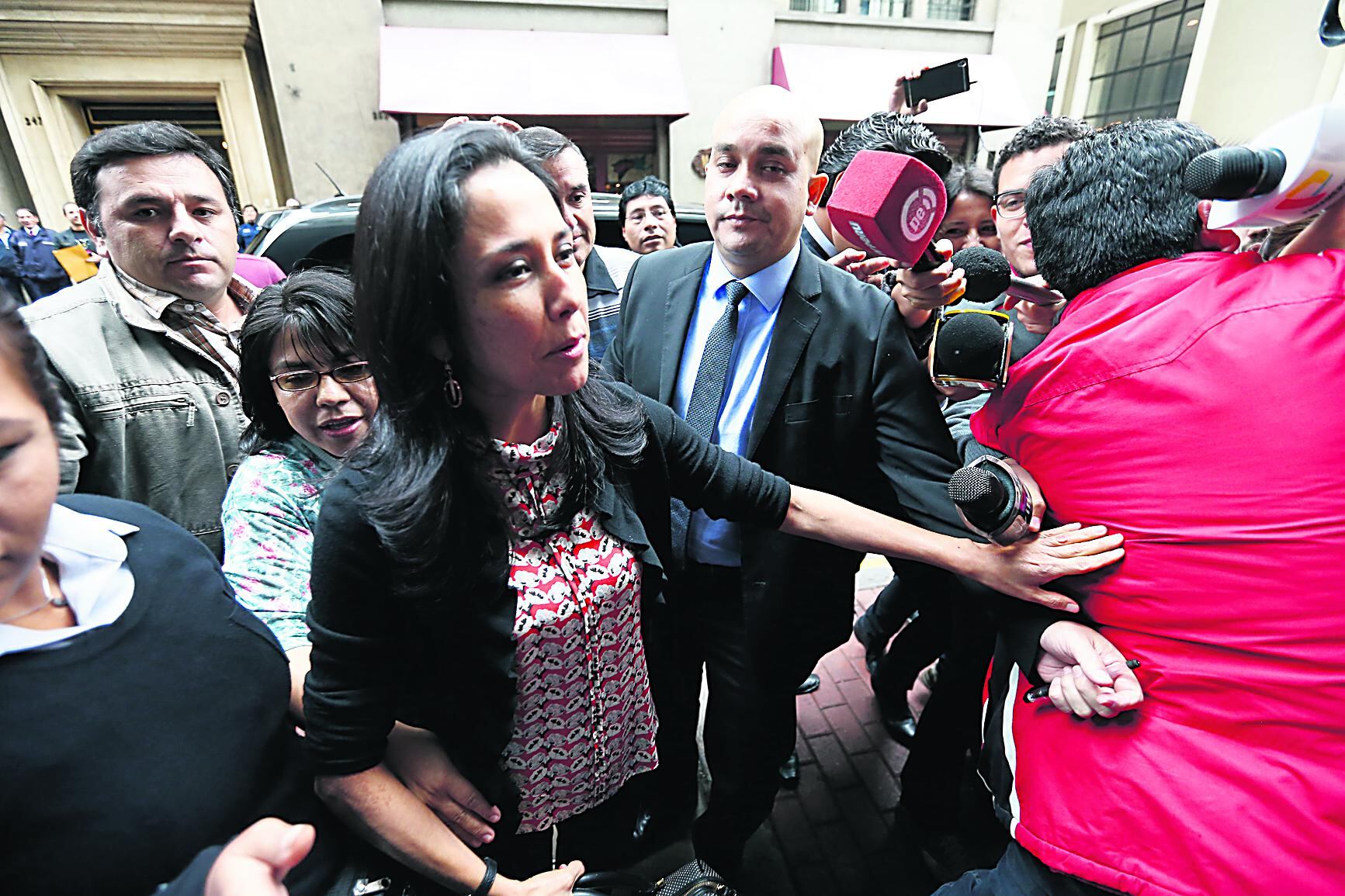 Roy Gates: “Nadine irá  de todas maneras al Congreso este lunes”