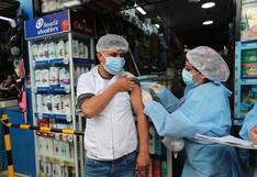 Brigadas de salud recorrieron mercado Mirones Bajo para vacunar a comerciantes y compradores contra la COVID-19