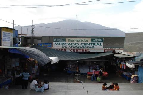 Ambulantes obstruyen salida de centro de abastos