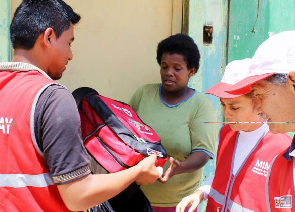 Yachay entrega 2 mil mochilas escolares a niños en situación de calle