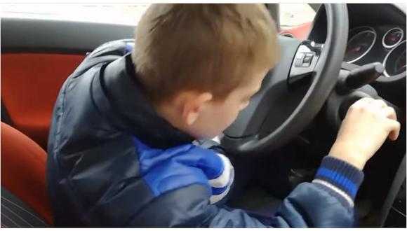 Padre deja manejar a su hijo de 10 años su auto y pasa lo peor [VIDEO]