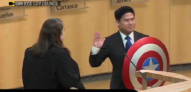 ​YouTube: Concejal de EE.UU. deja de lado la biblia y juramenta con escudo del Capitán América