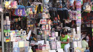 Una veintena de comerciantes reactivan su economía con las ferias escolares en Huancayo