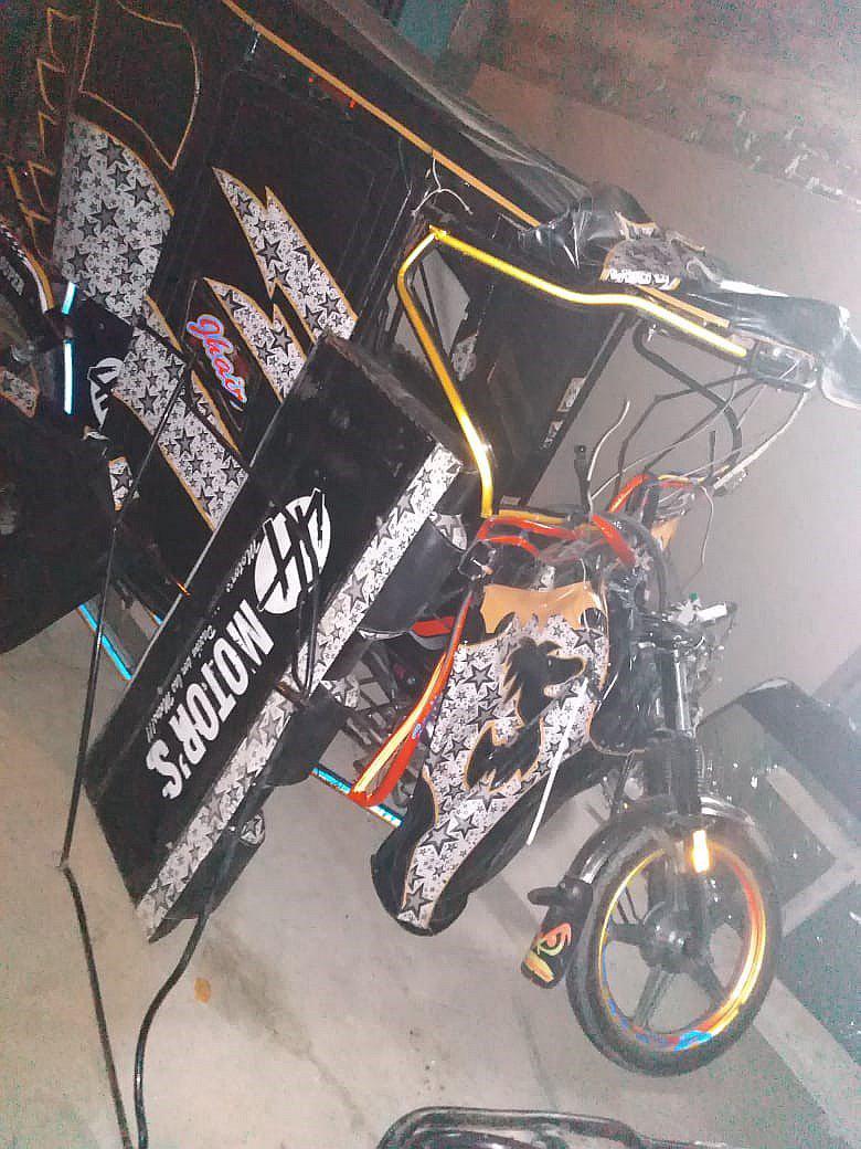 Chofer de una motokar se salva de morir tras chocar con un camión 