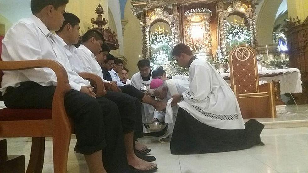 Arzobispo de Trujillo lava los pies a 12 jóvenes (FOTOS)