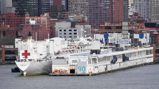 El buque hospital USNS Comfort Navy está atracado en el muelle 90 el 2 de abril de 2020, visto desde Weehawken, Nueva Jersey. (Angela Weiss / AFP).