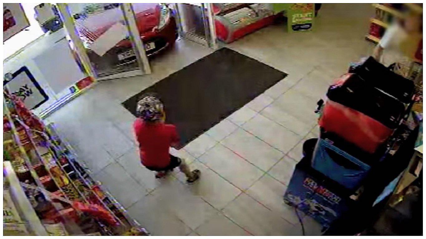 YouTube: Mujer atropelló a niño mientras que él escogía caramelos(VIDEO)