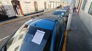 Notifican a conductores que estacionan vehículos en zonas rígidas de Arequipa