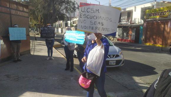 ​Padres de estudiantes de la universidad Católica Santa María protestan por excesivas pensiones