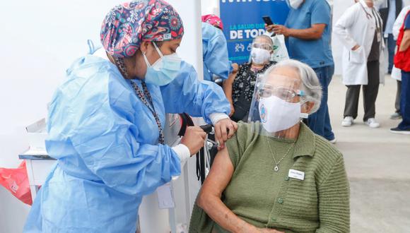 Un total de 32 centros de vacunación estarán habilitados en Lima y Callao para aplicación de segunda vacuna a adultos mayores. (Foto: Minsa)
