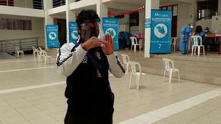 Hombre con sordera se vacunó contra la COVID-19 y mandó mensaje en señas: “No tengan miedo” (VIDEO)