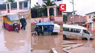 Vehículos quedan atrapados en inmensas lagunas tras intensa lluvia en Piura