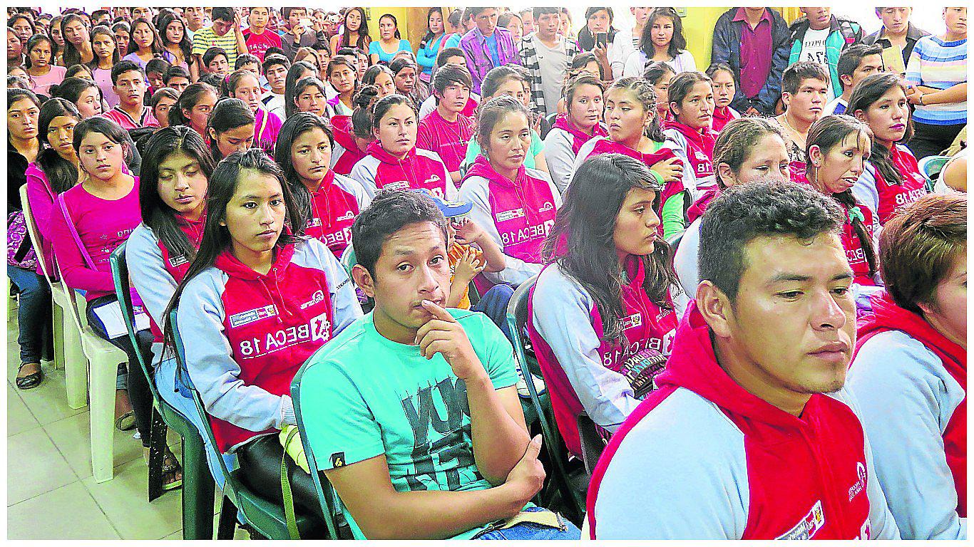 ​Jóvenes con buenas calificaciones a postular a Beca 18 