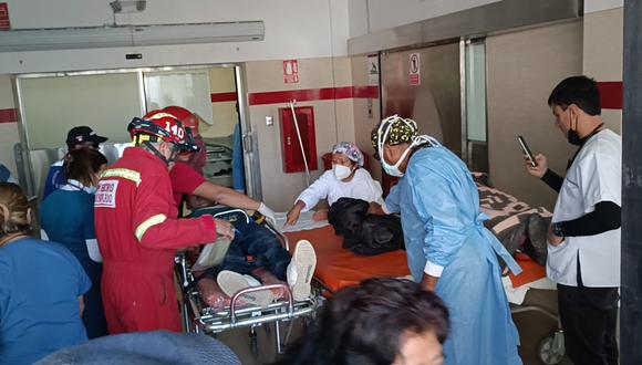 Heridos fueron trasladados desde el lugar del accidente hasta el hospital Honorio Delgado. (Foto: Pedro Torres)