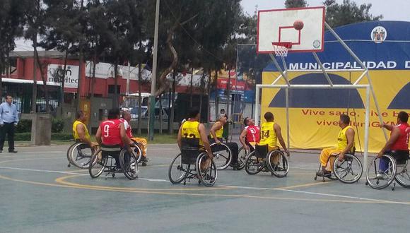 Celebran Día Internacional de la Discapacidad con emotivo partido de básquet