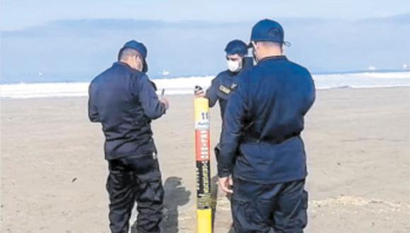 Agentes de la Policía y la Marina realizaron  la constatación en la playa Albatros, lo cual pone en peligro a bañistas y pescadores. (Foto: Correo)