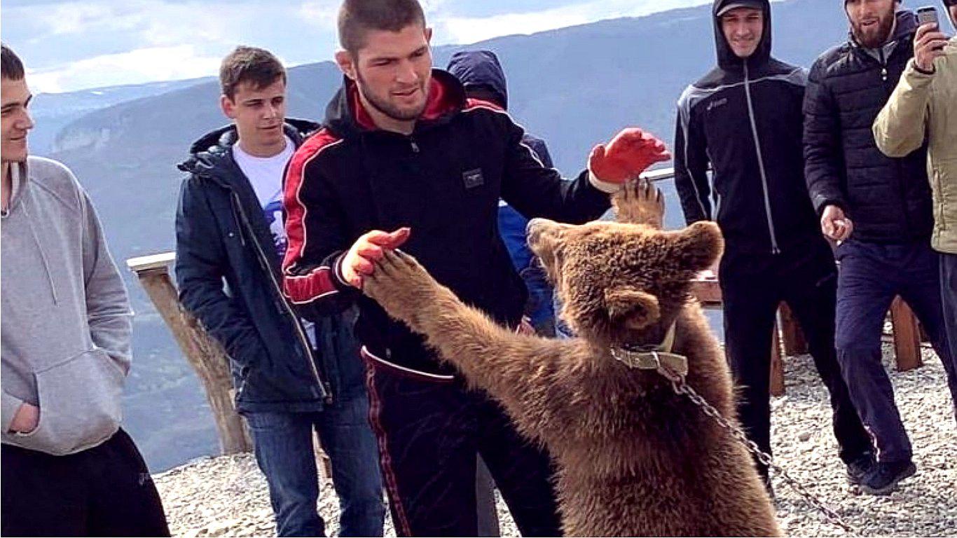Luchador de la UFC se grabó "peleando" con un cachorro de oso encadenado