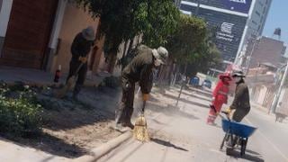 Obreros y soldados del Ejército limpian las calles de Arequipa tras desborde de quebrada 