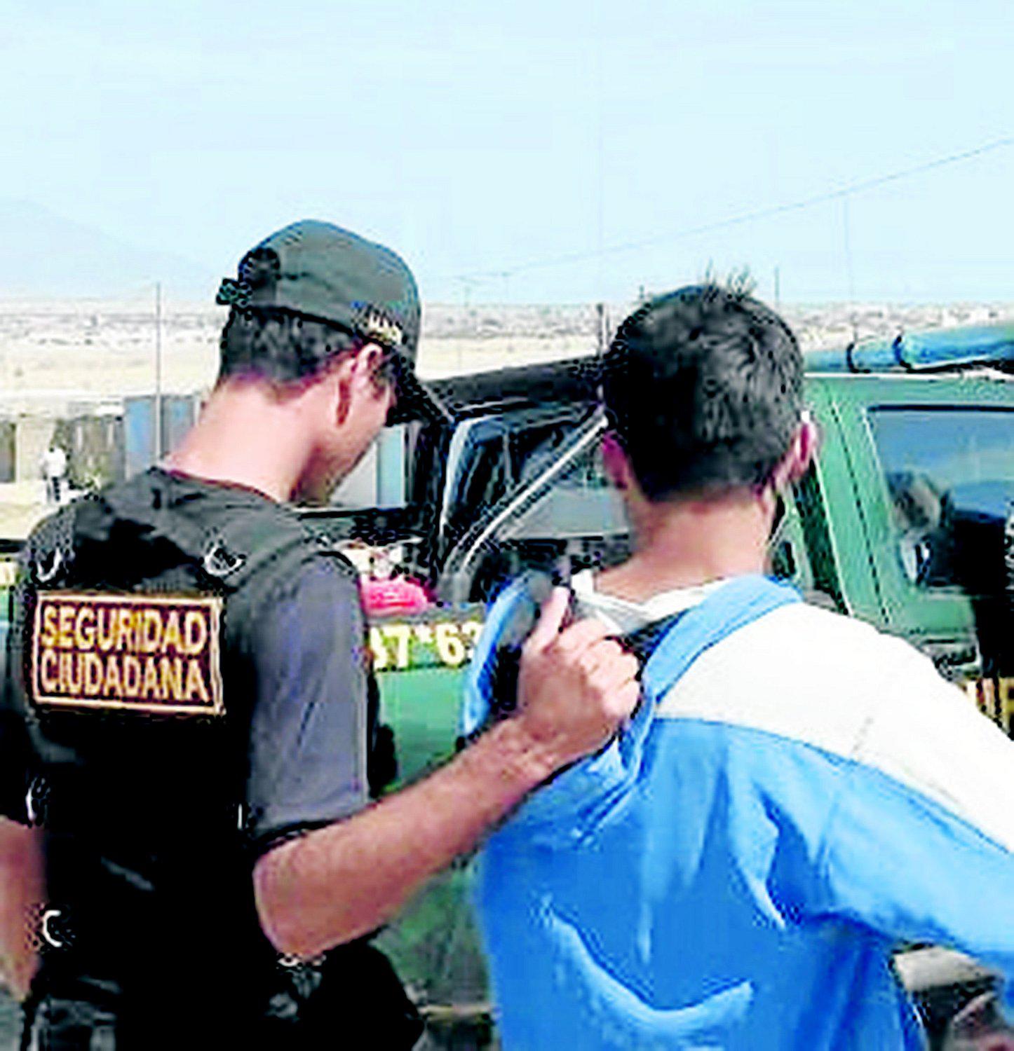 Detienen a hombre que amenazó con cuchillo a menor en restaurante