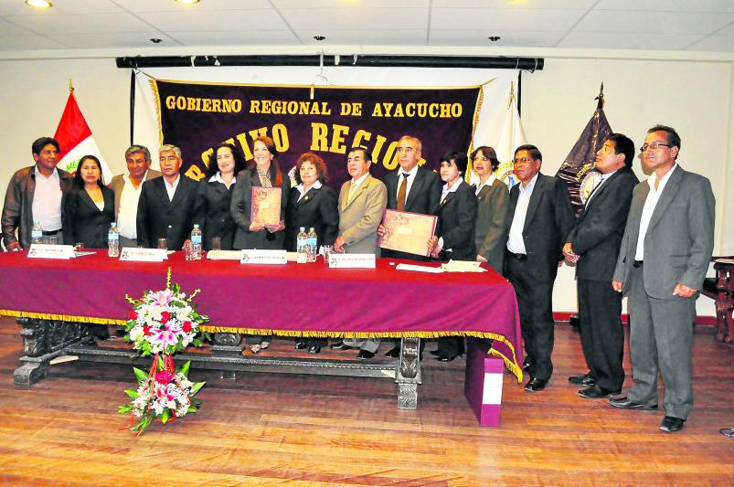 GRA recibió libro de cabildo de fundación de la Ciudad San Juan de la Frontera de Huamanga