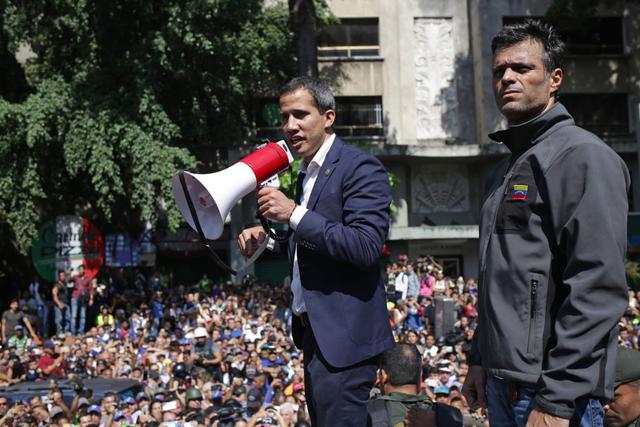 30 de abril de 2019 | Liberación de Leopoldo López. Militares desertores de las Fuerzas Armadas de Venezuela ponen en libertad al líder opositor Leopoldo López, que cumplía desde 2015 una pena de casi 14 años de prisión. (AFP)