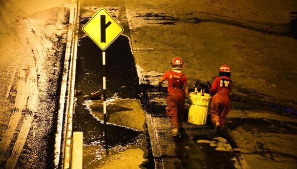 Bomberos fueron los primeros que atendieron la emergencia de derrame de productos químicos en la Panamericana Norte. (Foto: César Grados/@photo.gec)