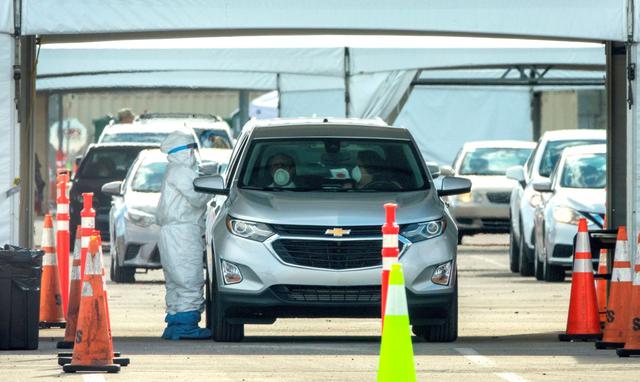 En el estacionamiento del estadio Hard Rock de Miami, los adultos mayores se pueden hacer las pruebas desde sus vehículos. (Foto: EFE)