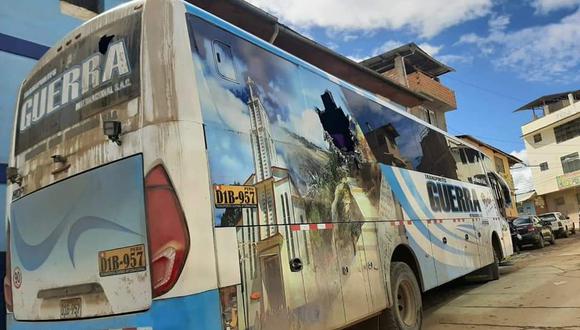 El ómnibus de la empresa transportes fue baleado y atacado con piedras en medio de la oscuridad. Bus llegó hasta la comisaría de Llata./ Foto: PNP