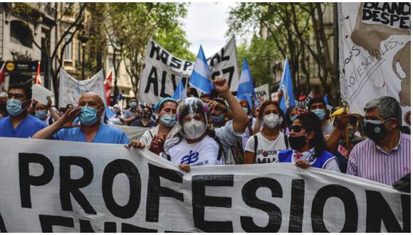 Enfermeros marchan en Argentina por aumento salarial en plena pandemia. (Foto: AFP)