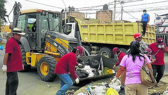 Prefectos de Ica salen a limpiar las calles de la ciudad ante el problema entre Diestra SAC y la MPI