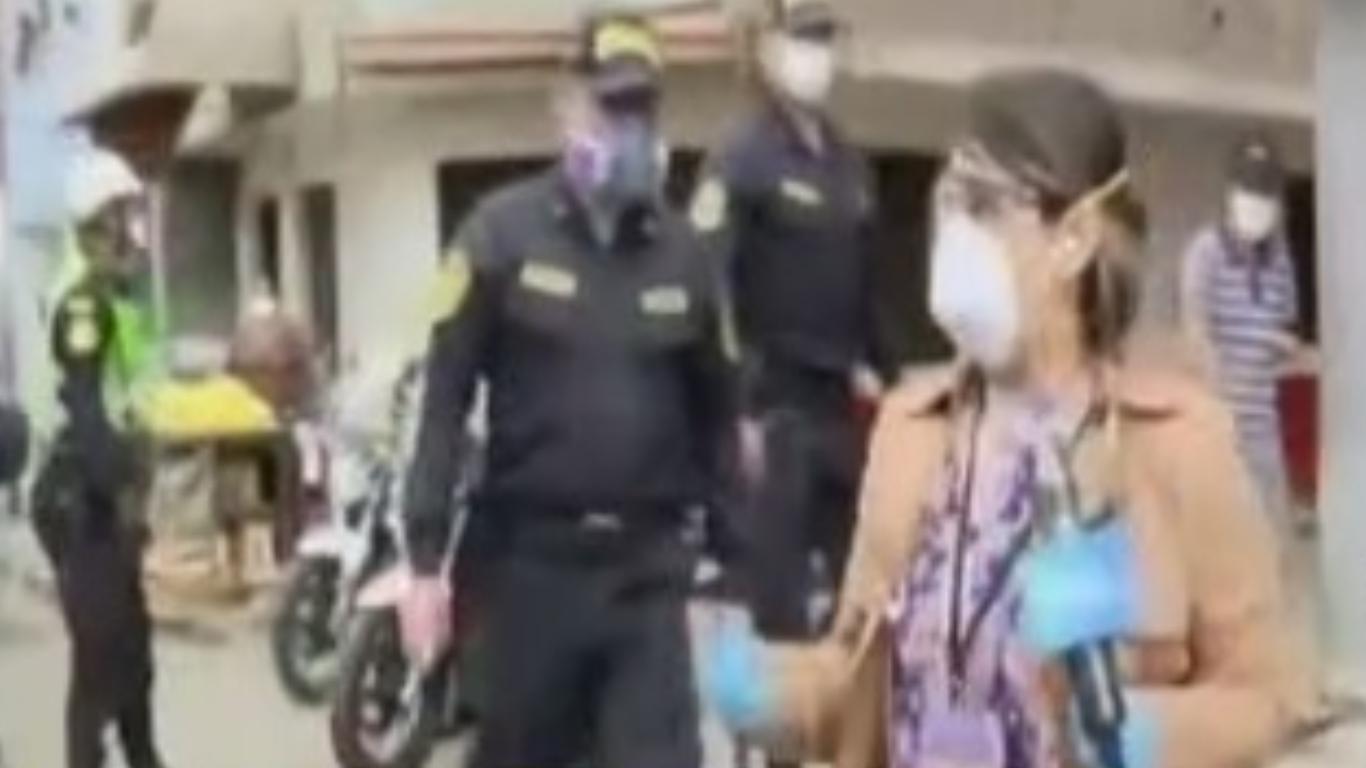 Reportera de “Mujeres Al Mando” se quiebra al ver cómo agreden a policías. (Foto: Captura video Latina)