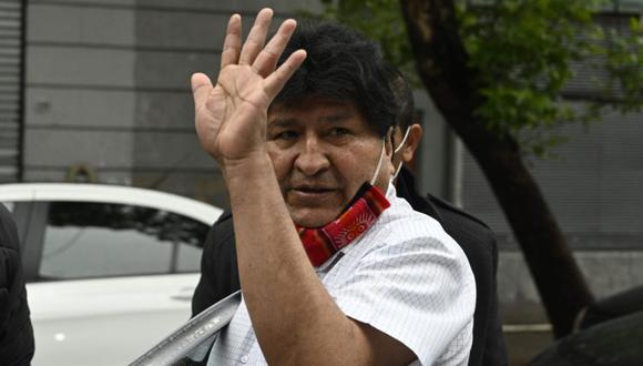 El expresidente boliviano Evo Morales saluda al salir luego de una conferencia de prensa en Buenos Aires. (AFP/JUAN MABROMATA).