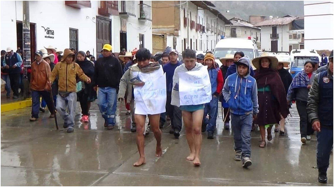 Rondas capturan a presuntos asaltantes y los pasean por las calles de Huamachuco 
