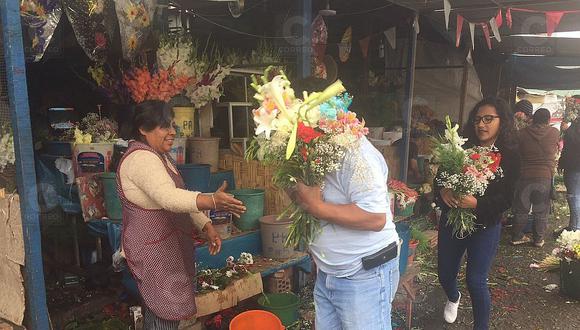 Vendedoras de flores del Cementerio regalaron arreglos para difuntos