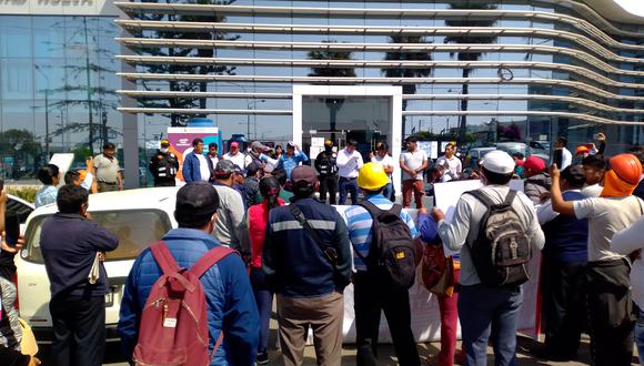 Trabajadores llegaron hasta la municipalidad del distrito de Ciudad Nueva, donde fueron atendidos por el alcalde. (Foto: Difusión)