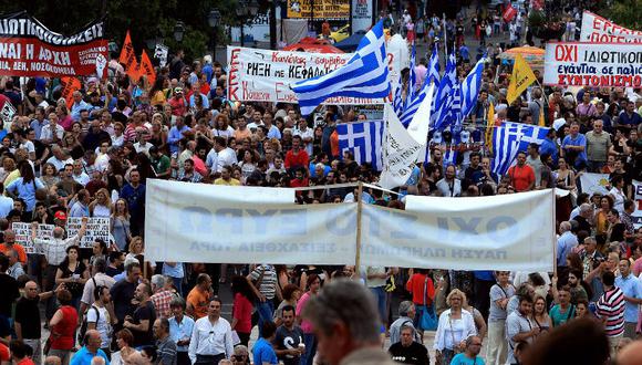 Griegos marchan en apoyo al gobierno y protesta contra austeridad