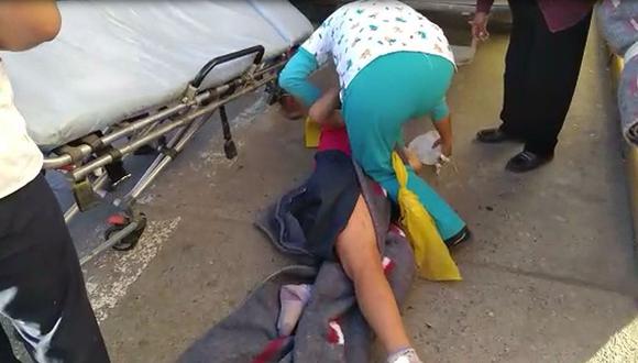 Huancayo: menor gestante cae de camilla dos veces cuando ingresaba al hospital (VIDEO)