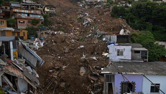 Vista después de un deslizamiento de lodo en Petrópolis, Brasil, el 17 de febrero de 2022 durante el segundo día de operaciones de rescate. (Foto: CARL DE SOUZA / AFP)